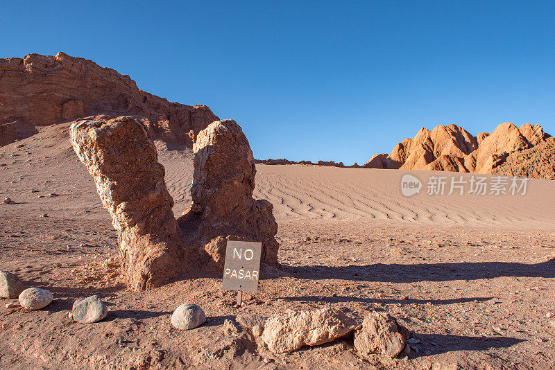 智利阿塔卡马沙漠月亮谷剧场的v形石头(Valle de la Luna)